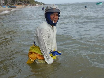 Wietnamczycy całe życie spędzają na motorach, także często nie chcę im się zdejmować kasku nawet, gdy wyciągają z morza sieci.