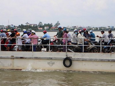 W Delcie Mekongu często jedynym środkiem transportu pozostaje prom.