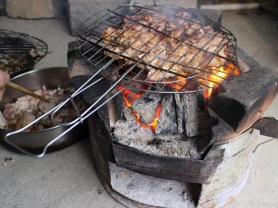 Wietnamczycy wielbią grill nie mniej niż Polacy, tyle, że zamiast kiełbasy i karkóweczki smażą mięso strusia, krokodyla, jelenia, czy kozła oraz owoce morza.