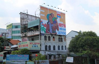W kraju roi się od propagandowych billboardów. Ten z okazji 40 lecia zdjednoczenia kraju lub jak chcą inni – upadku Sajgonu w 1975 roku.