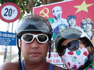 Ja i moja żona. W masce jak przystało na Wietnamkę. Maseczki chronią od wyniszczającego skórę słońca. W tle wódź rewolucji Ho Chi Minh, zwany potocznie Wujkiem Ho.